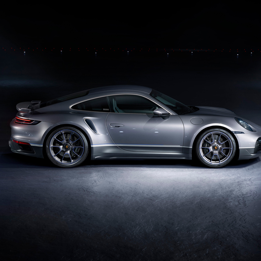 Серебристый автомобиль Porsche 911 Turbo S