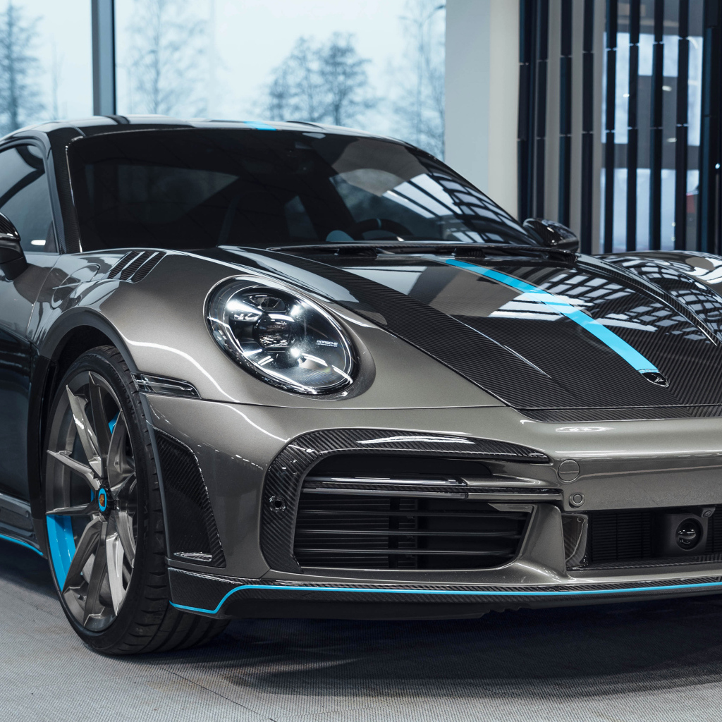 Серебристый автомобиль Porsche 911 Turbo S Stinger GTR