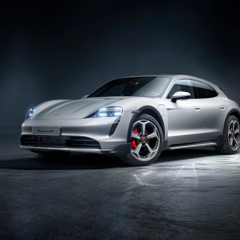 Серебристый автомобиль Porsche Taycan