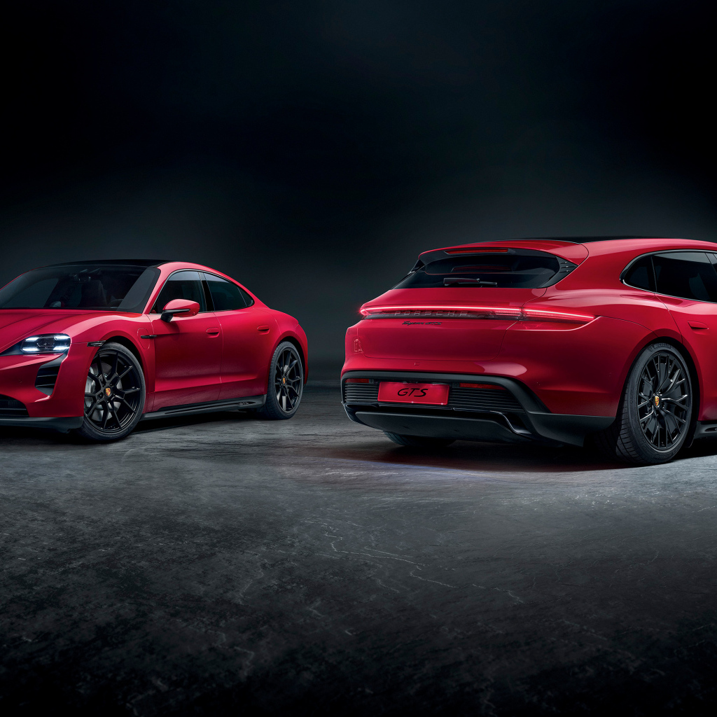 Два красных автомобиля Porsche Taycan GTS