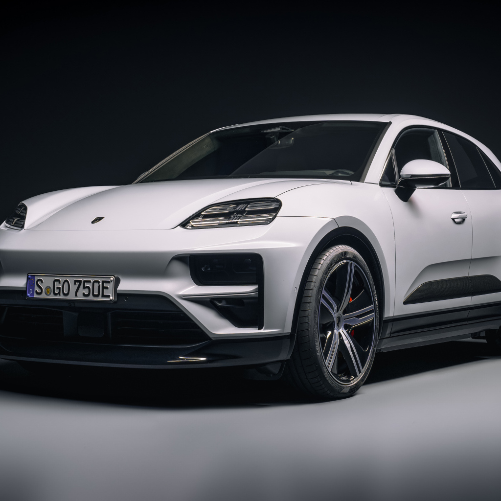 Белый внедорожник Porsche Macan Turbo 2024 года