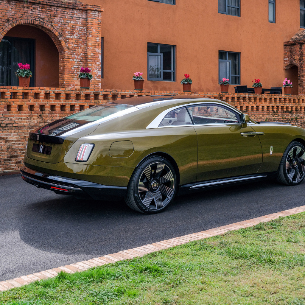 Автомобиль Rolls-Royce Spectre 2023 года вид сзади
