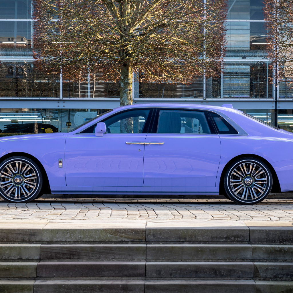 Автомобиль Rolls-Royce Ghost Extended Expressionism 2024 года вид сбоку