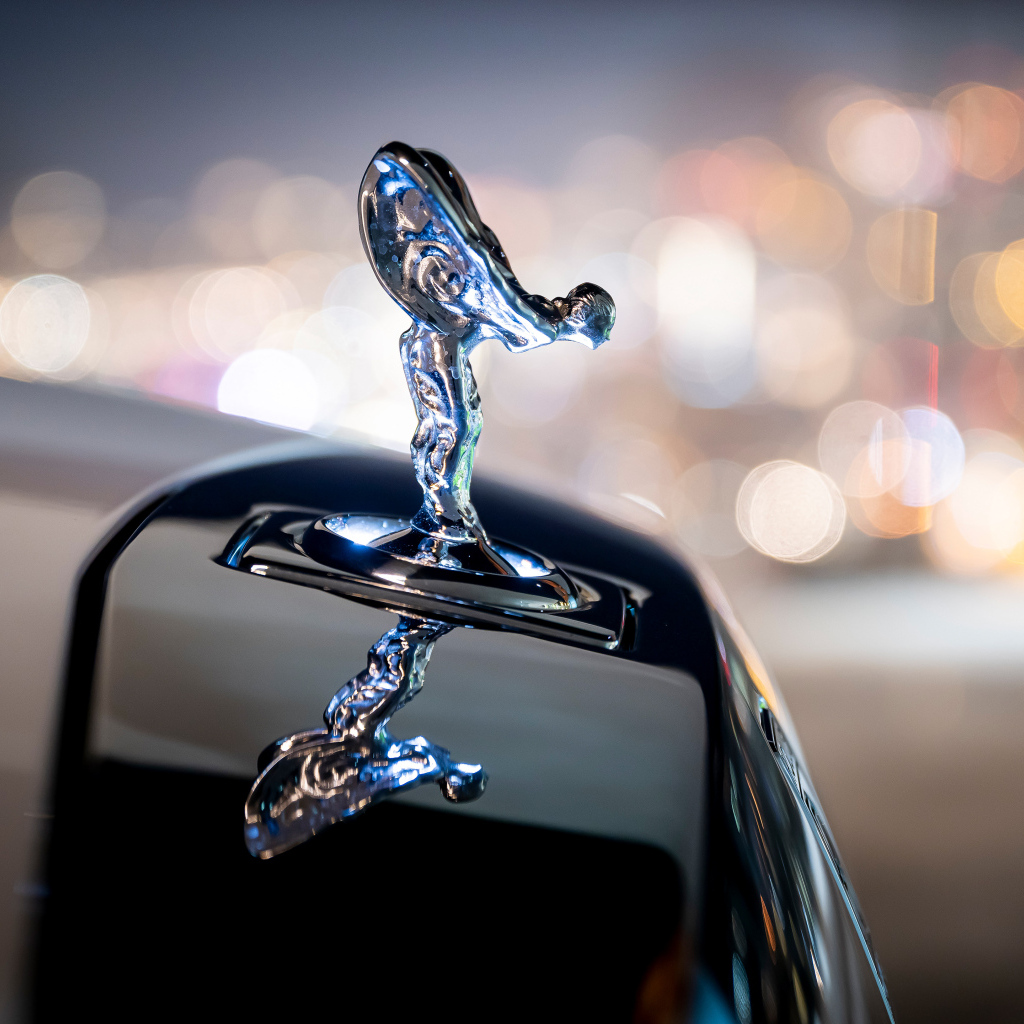 Красивое украшение на капоте автомобиля Rolls-Royce Spirit