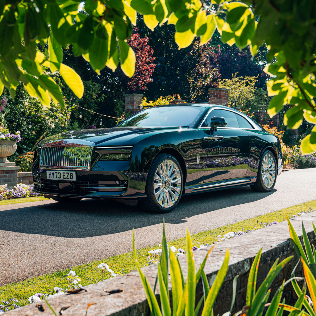 Черный Rolls-Royce Spectre на дороге