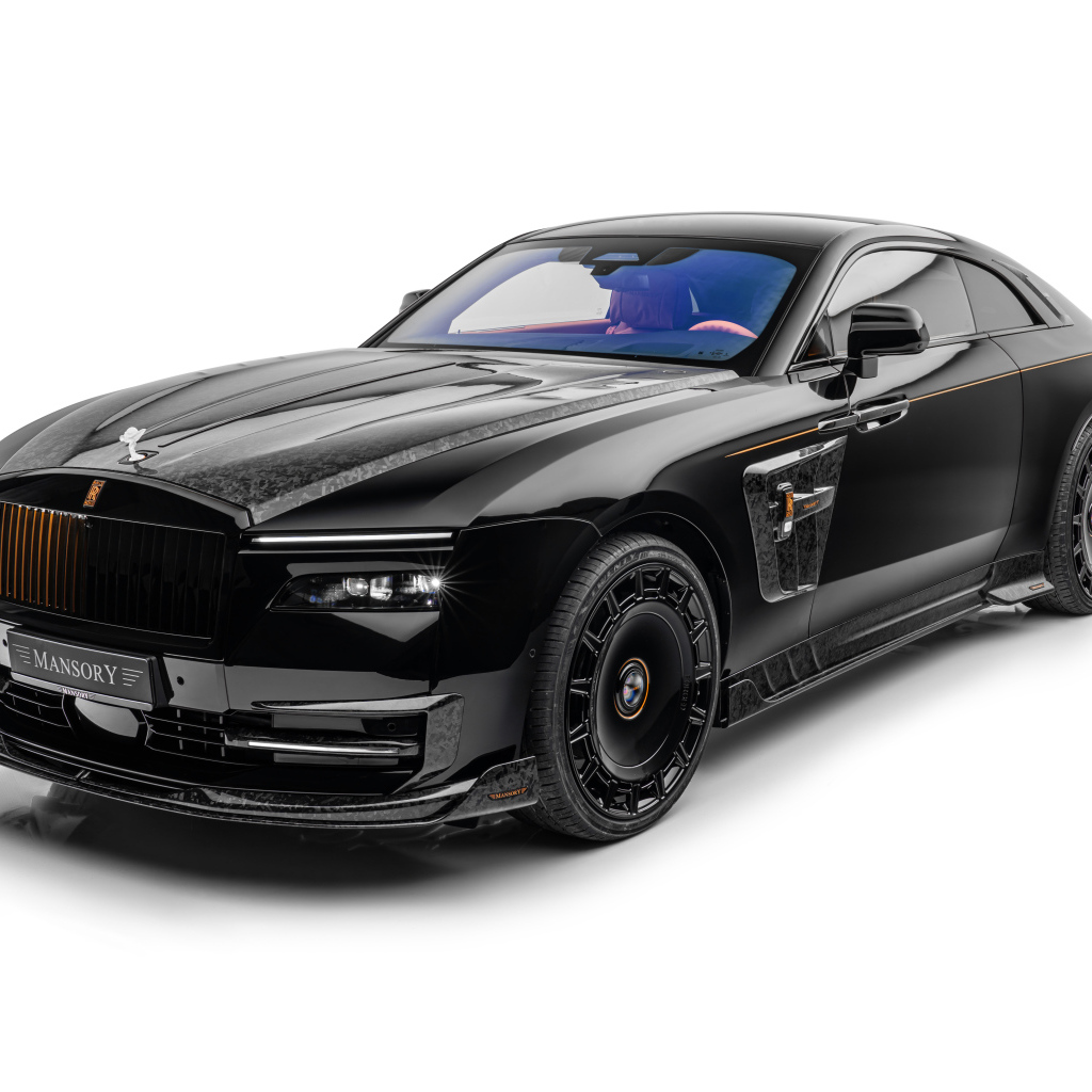 Черный автомобиль Mansory Rolls-Royce Spectre Launch Edition 2024 года на белом фоне