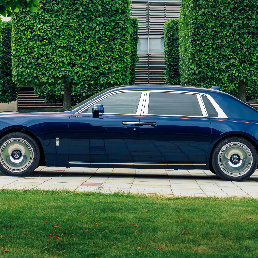 Синий автомобиль Rolls-Royce Phantom  вид сбоку
