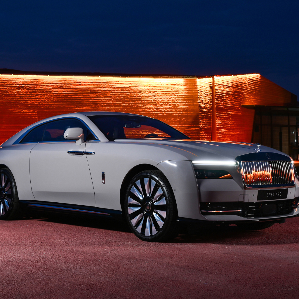 Дорогой автомобиль Rolls-Royce Spectre у здания