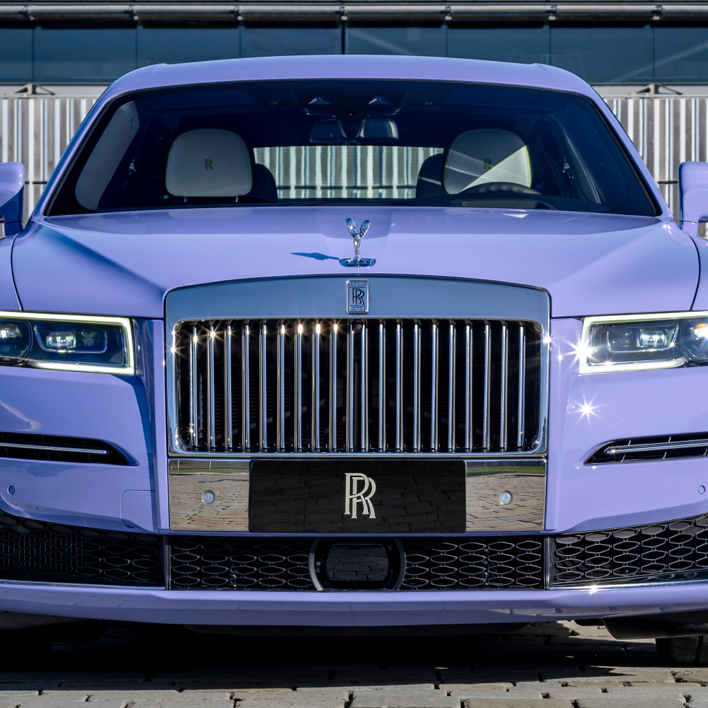 Дорогой автомобиль Rolls-Royce Ghost Extended Expressionism 2024 года вид спереди