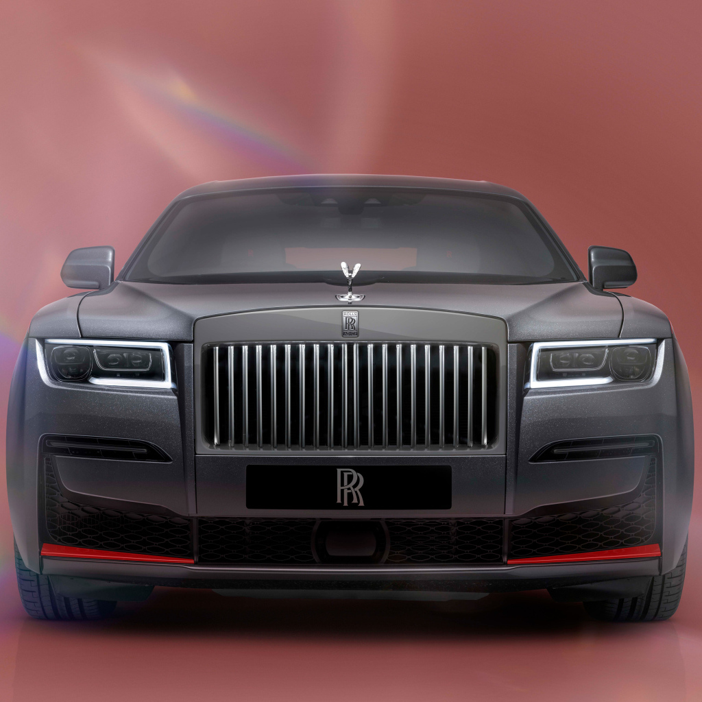Дорогой автомобиль Rolls-Royce Ghost Prism  вид спереди