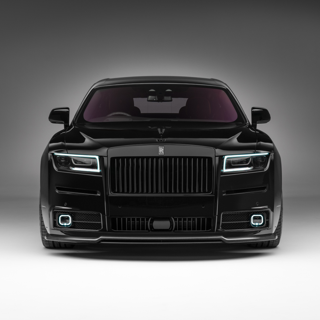Вид спереди на черный дорогой автомобиль Rolls-Royce Ghost