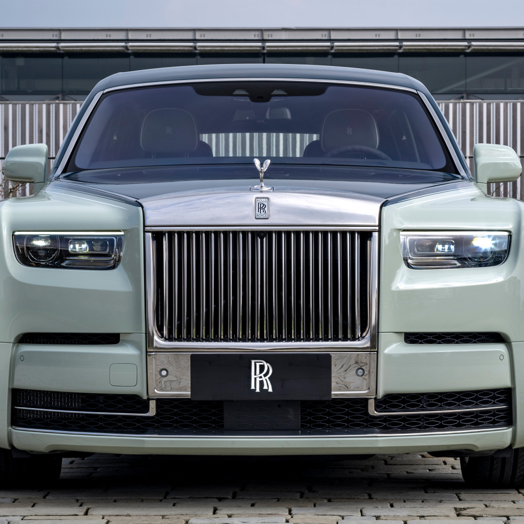 Вид спереди на автомобиль Rolls-Royce Phantom EWB Magnetism 2024 года