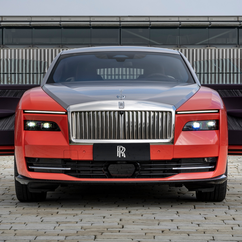 Вид спереди на автомобиль Rolls-Royce Spectre Escapism 2024 года