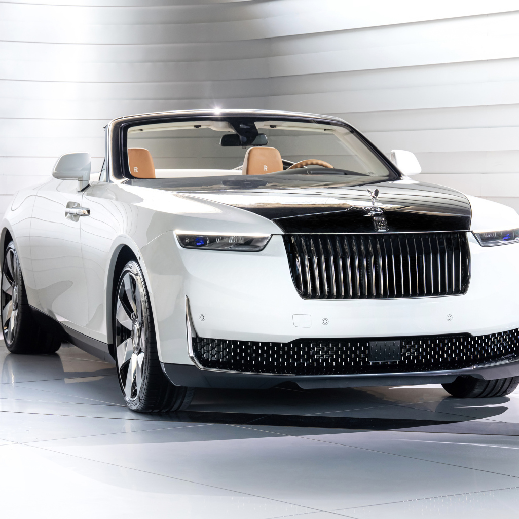 Вид спереди на автомобиль Rolls-Royce Arcadia Droptail