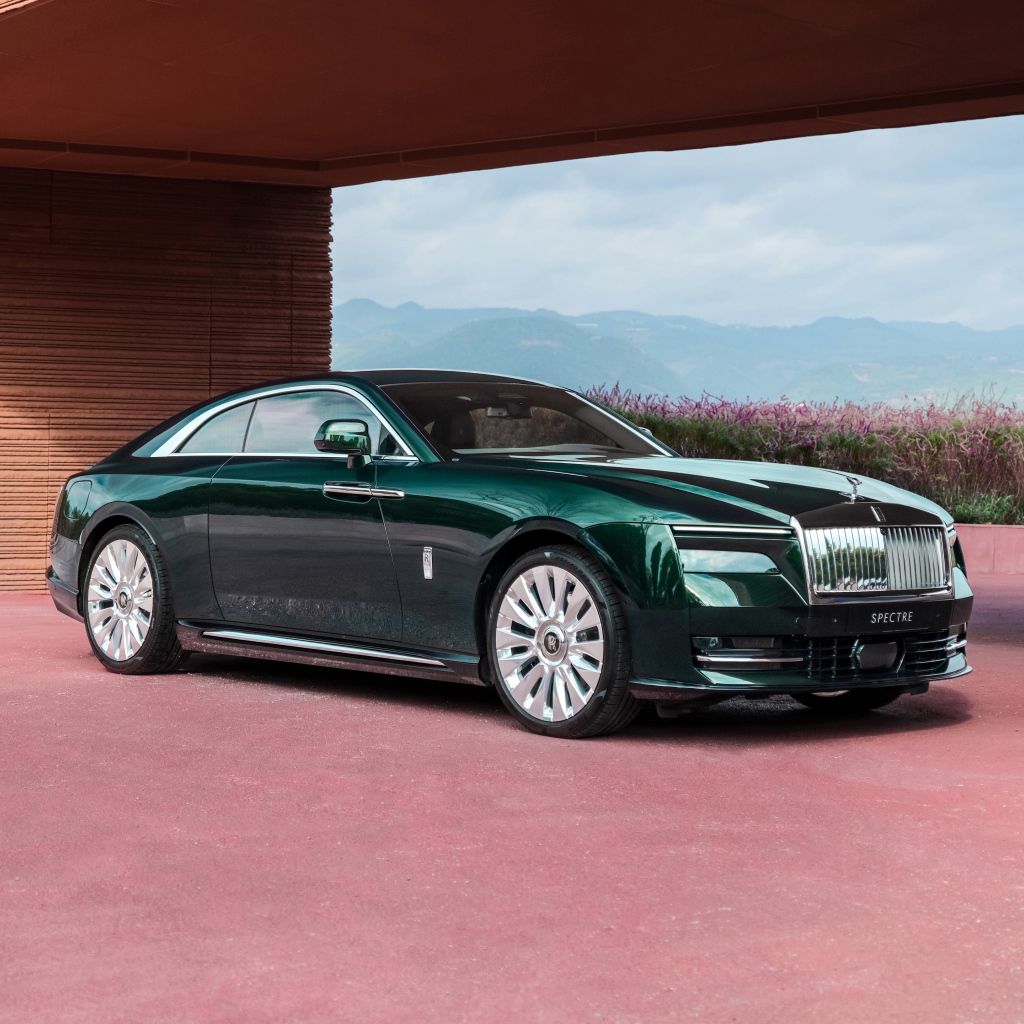 Зеленый автомобиль Rolls-Royce Spectre