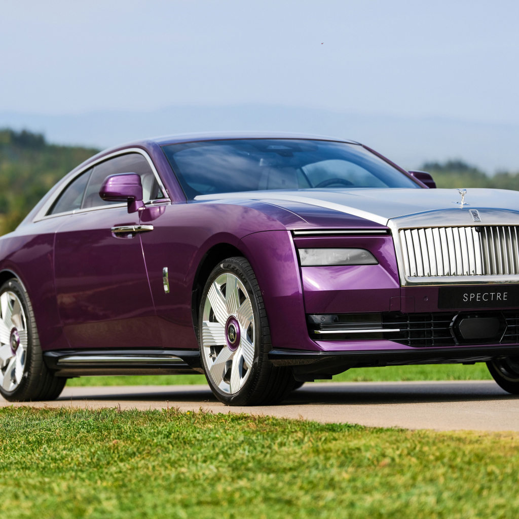 Сиреневый автомобиль Rolls-Royce Spectre
