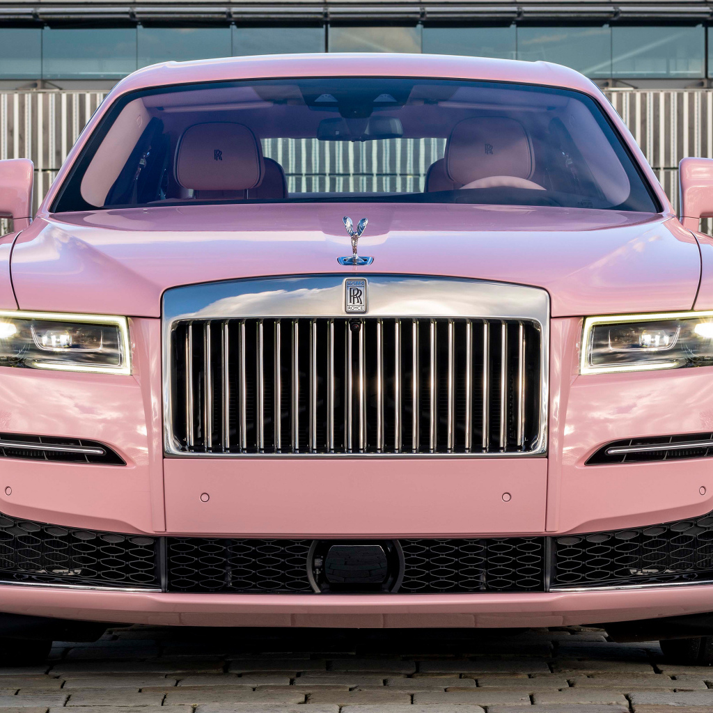 Розовый автомобиль Rolls-Royce Ghost вид спереди