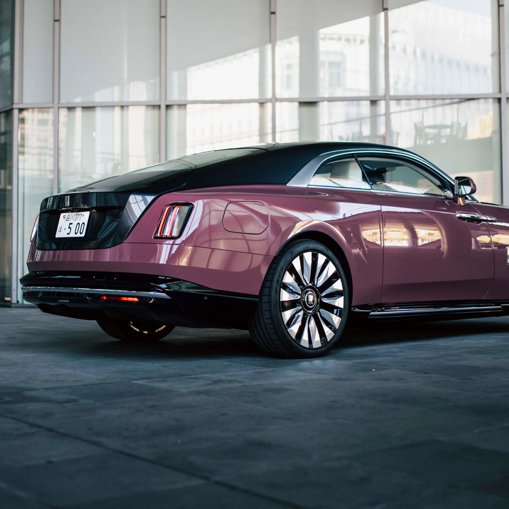 Вид сзади на автомобиль Rolls-Royce Spectre 2024 года