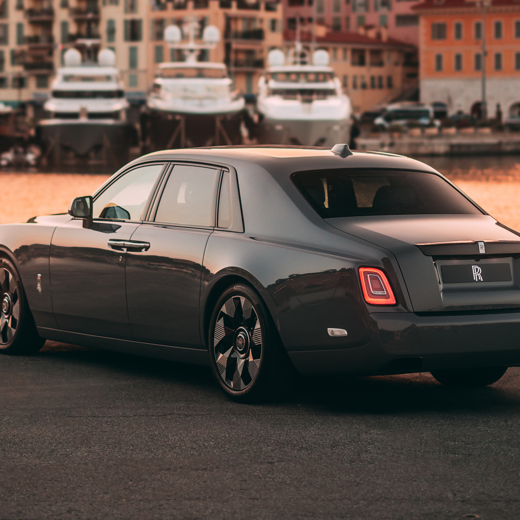 Вид сзади на автомобиль Rolls-Royce Phantom Rear