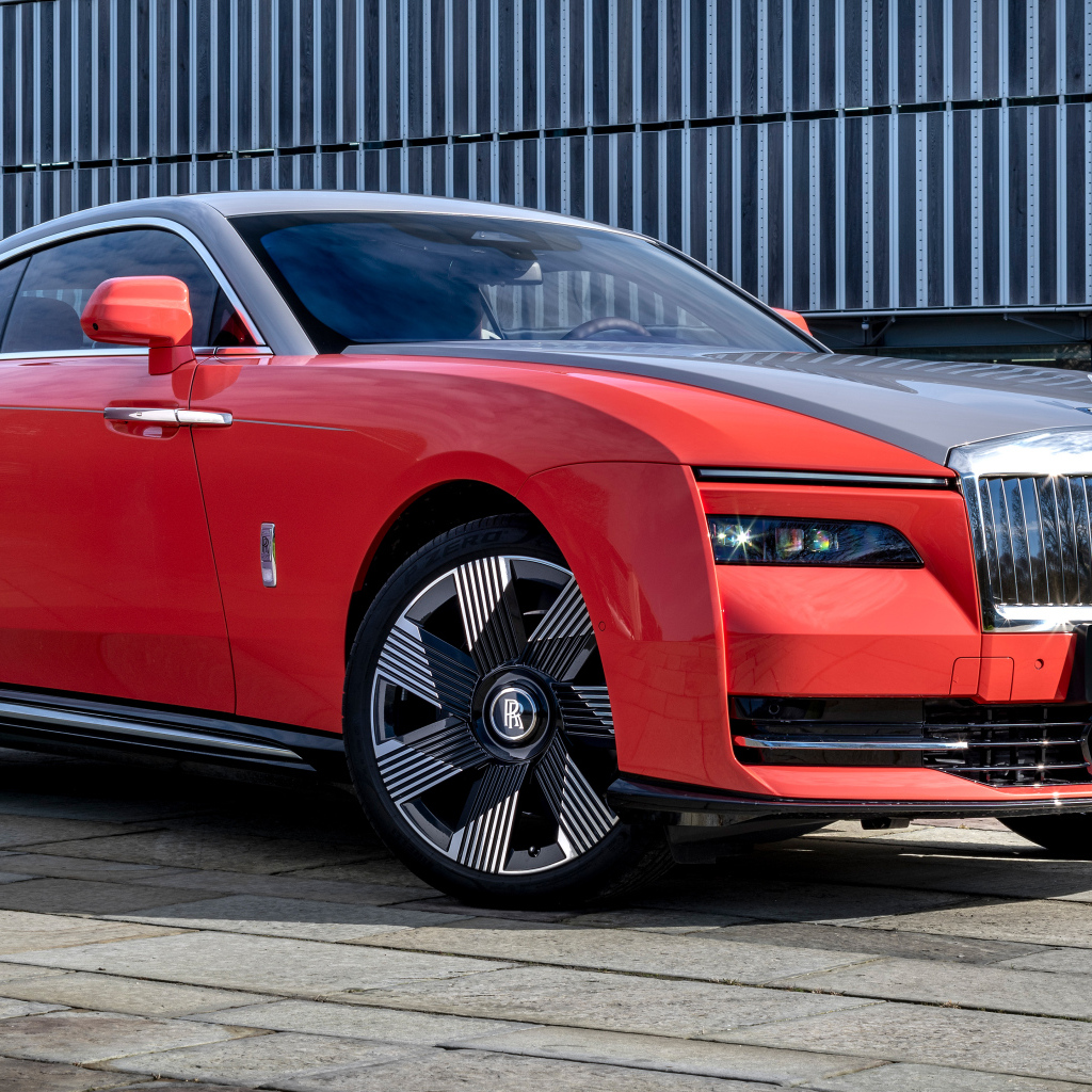 Красный автомобиль Rolls-Royce Spectre Escapism 2024 года