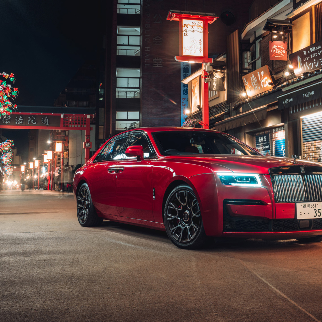 Красный стильный автомобиль Rolls-Royce Ghost Black Badge