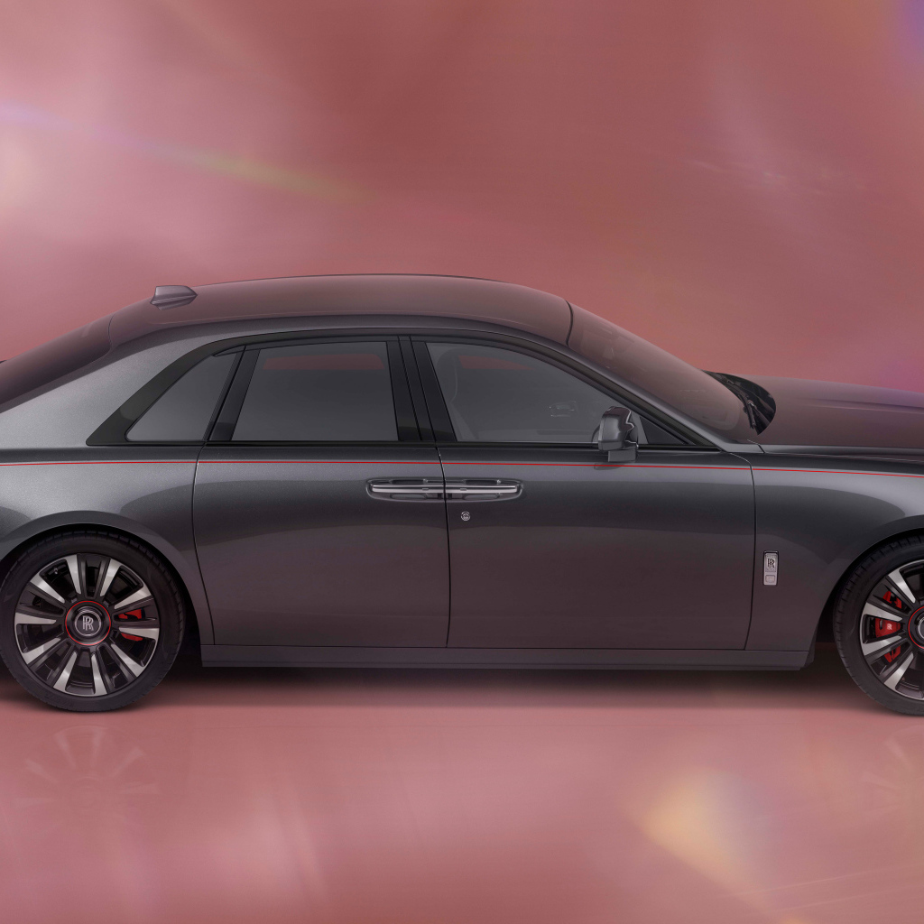 Автомобиль Rolls-Royce Ghost Prism  вид сбоку на розовом фоне