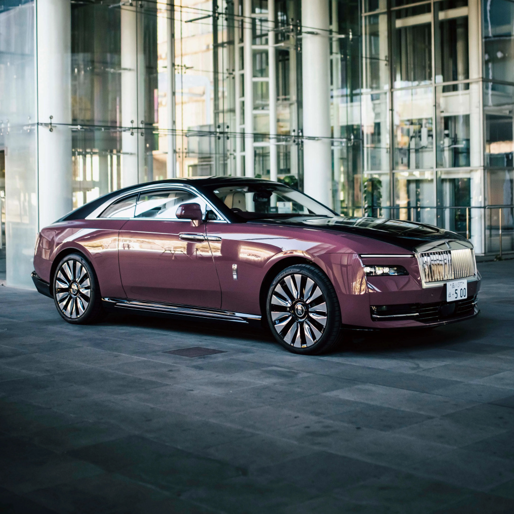 Автомобиль Rolls-Royce Spectre 2024 года у здания