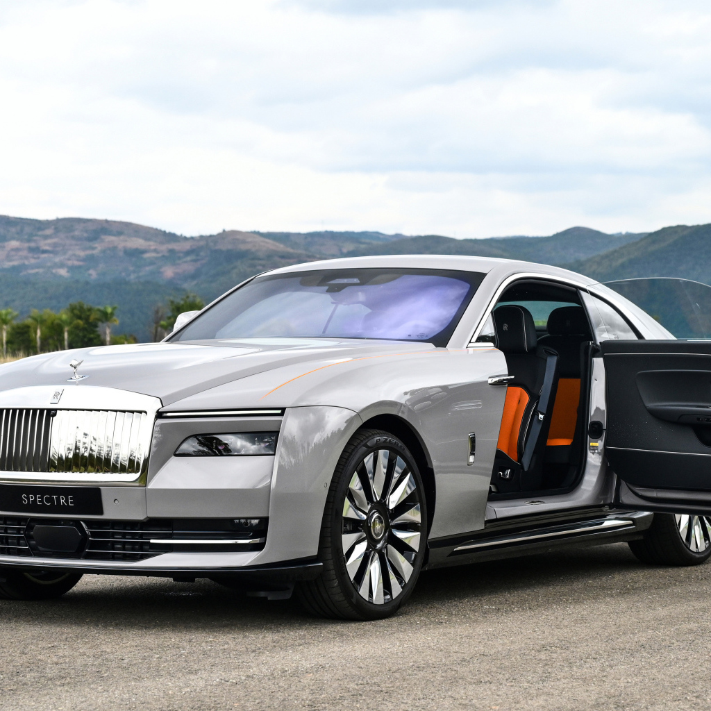 Открытая дверь автомобиля Rolls-Royce Spectre