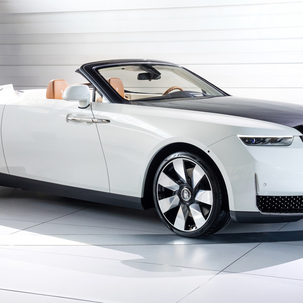 Вид сбоку на автомобиль Rolls-Royce Arcadia Droptail на сером фоне