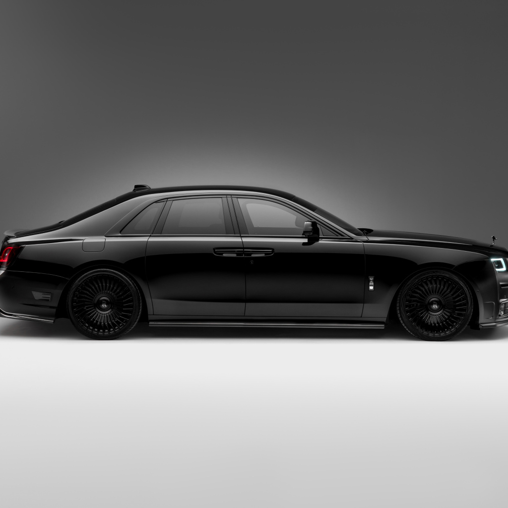 Вид сбоку на черный автомобиль Rolls-Royce Ghost