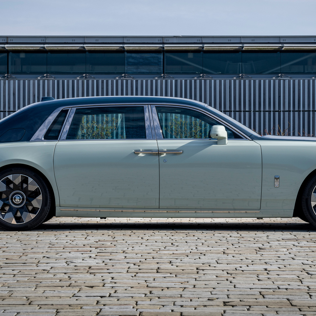 Вид сбоку на автомобиль Rolls-Royce Phantom EWB Magnetism 2024 года