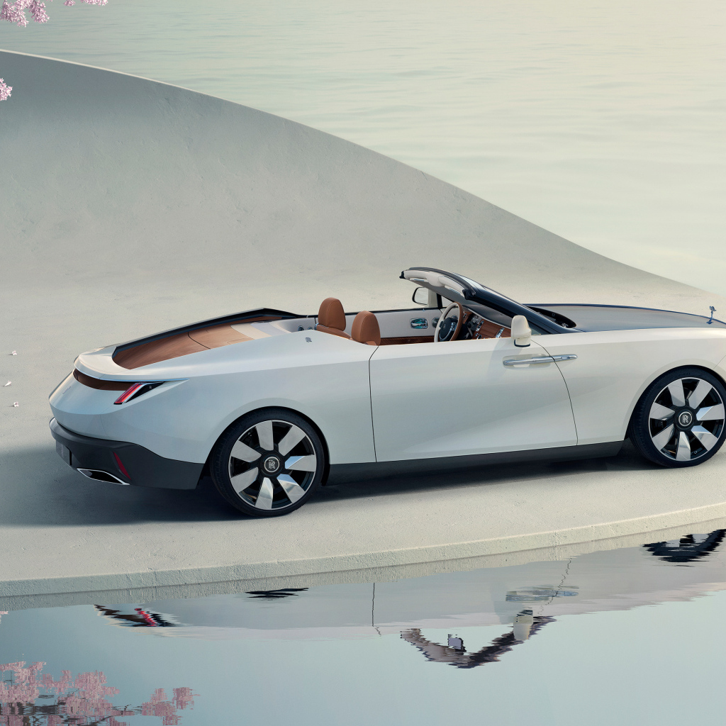 Вид сбоку на автомобиль Rolls-Royce Arcadia Droptail