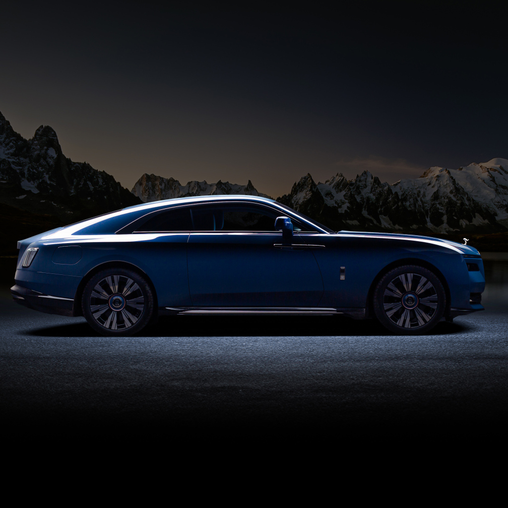 Вид сбоку на автомобиль Rolls-Royce Spectre