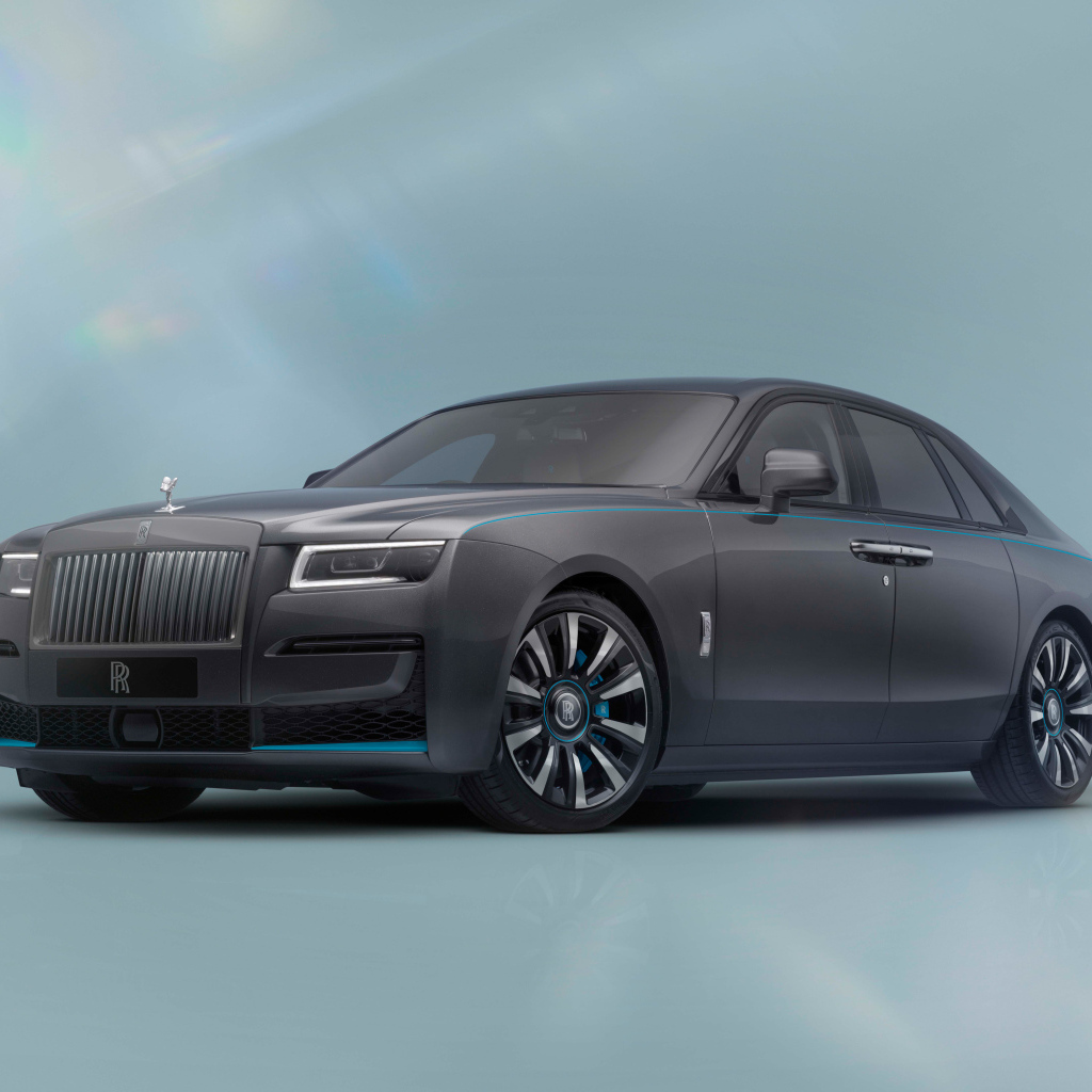 Серебристый автомобиль Rolls-Royce Ghost Prism Gunmetal Grey With Turchese