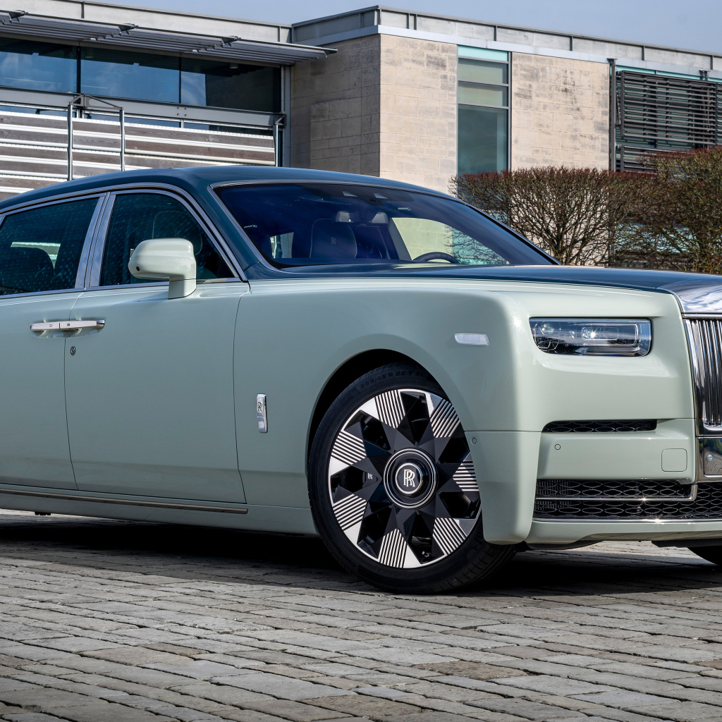 Стильный автомобиль Rolls-Royce Phantom EWB Magnetism 2024 года