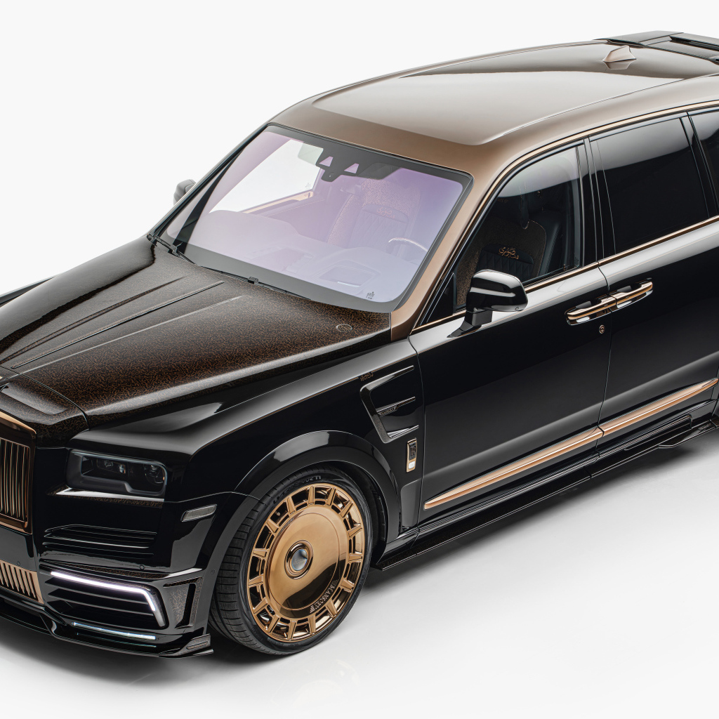 Вид сверху на черный автомобиль Mansory Rolls-Royce Cullinan LINEA DArabo 2024 года