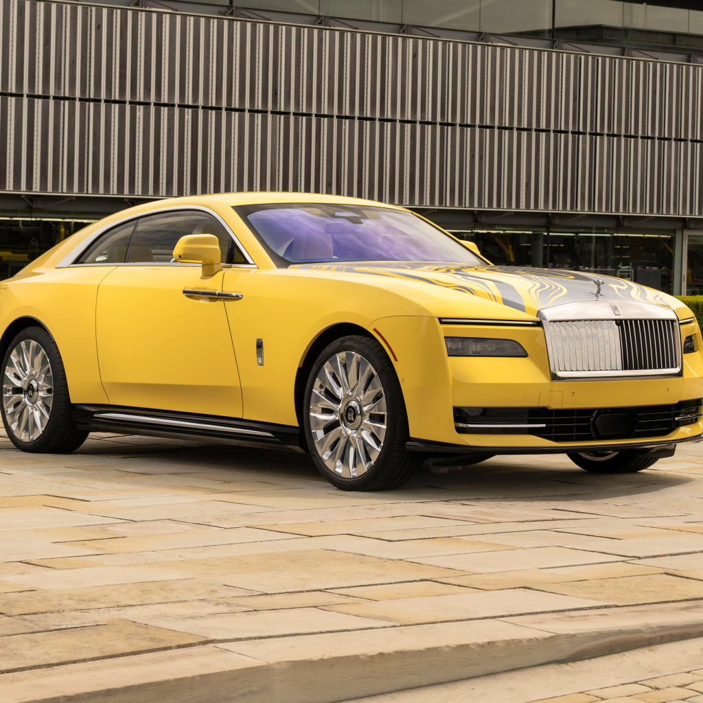 Желтый автомобиль Rolls-Royce Spectre Semaphore