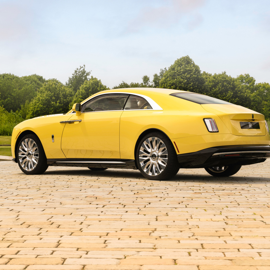 Желтый Rolls-Royce Spectre Semaphore вид сзади