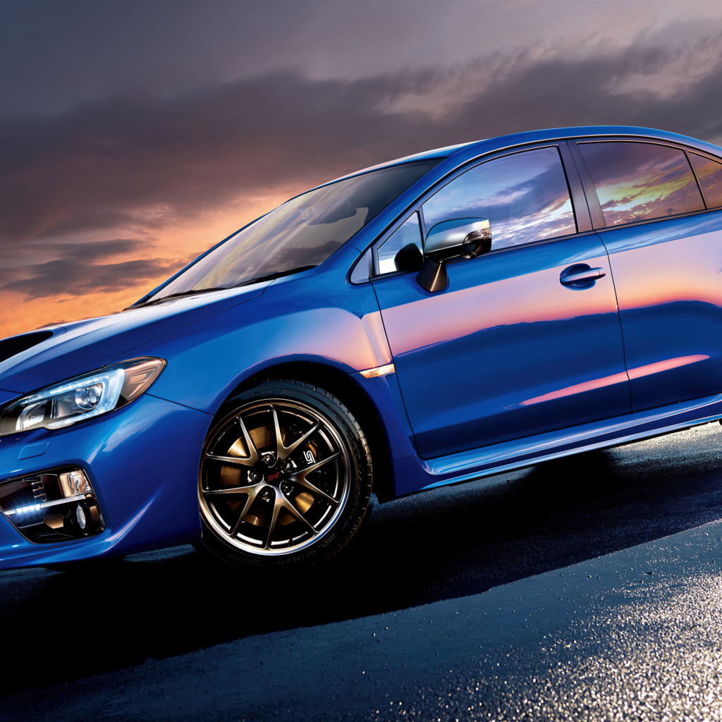 Синий автомобиль Subaru Impreza WRX STI