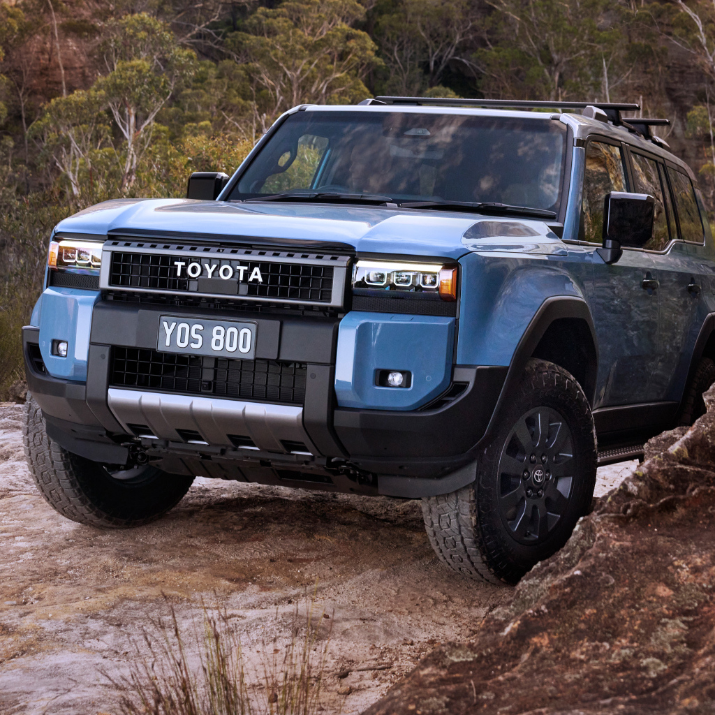 Синий внедорожник Toyota Land Cruiser Prado Altitude 2024  года