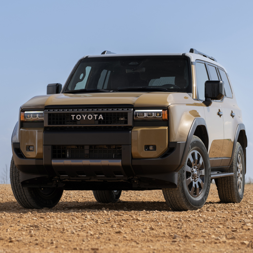Вид спереди на автомобиль Toyota Land Cruiser 2024 года