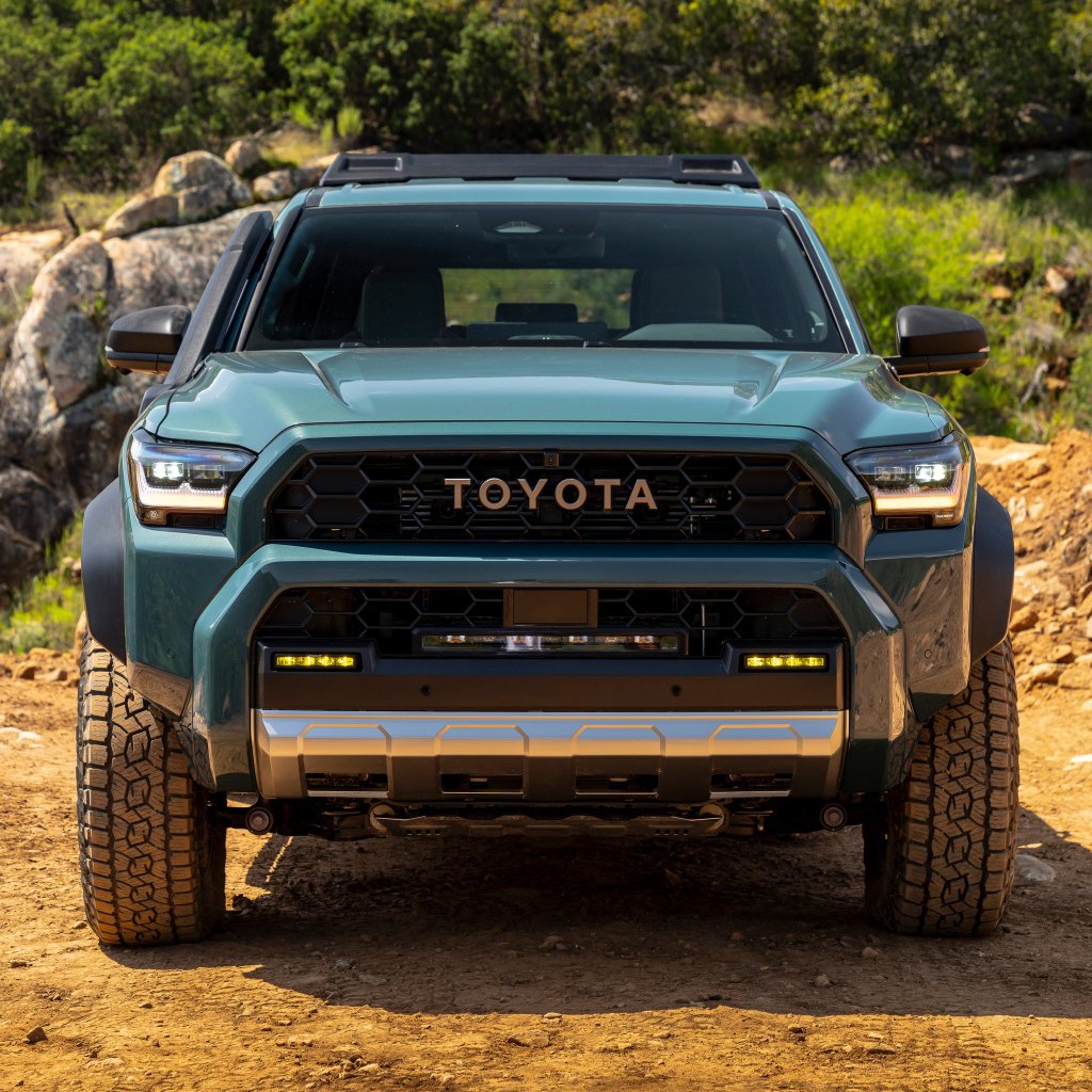 Вид спереди на внедорожник Toyota 4Runner Trailhunter 2025 года