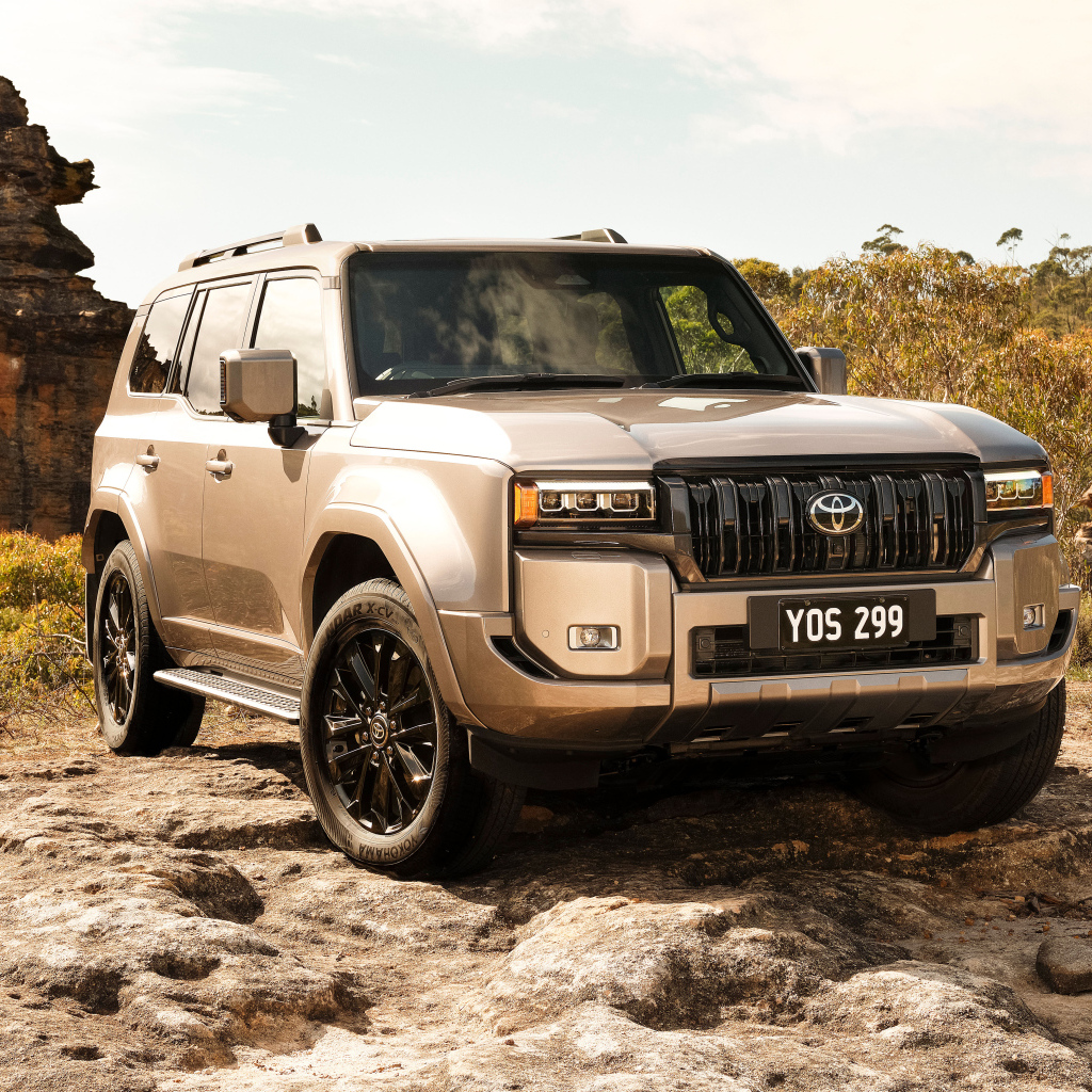 Большой внедорожник Toyota Land Cruiser Kakadu 2024 года