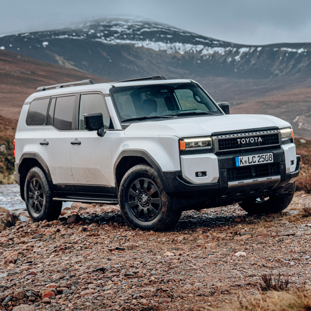 Внедорожник Toyota Land Cruiser в горах