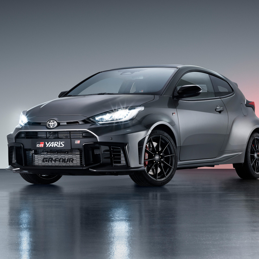 Серебристый автомобиль Toyota GR Yaris 2024  года