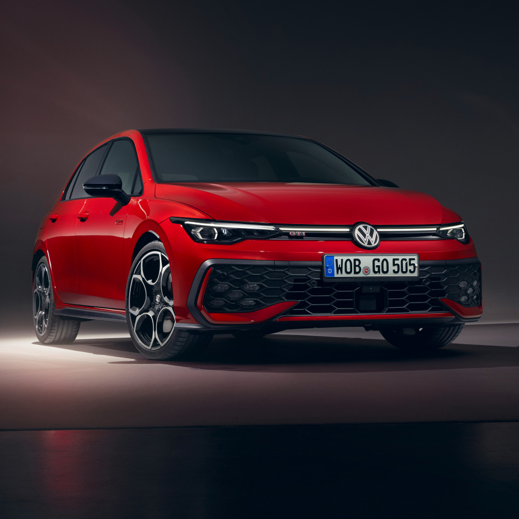Красный автомобиль Volkswagen Golf GTI 2024 года