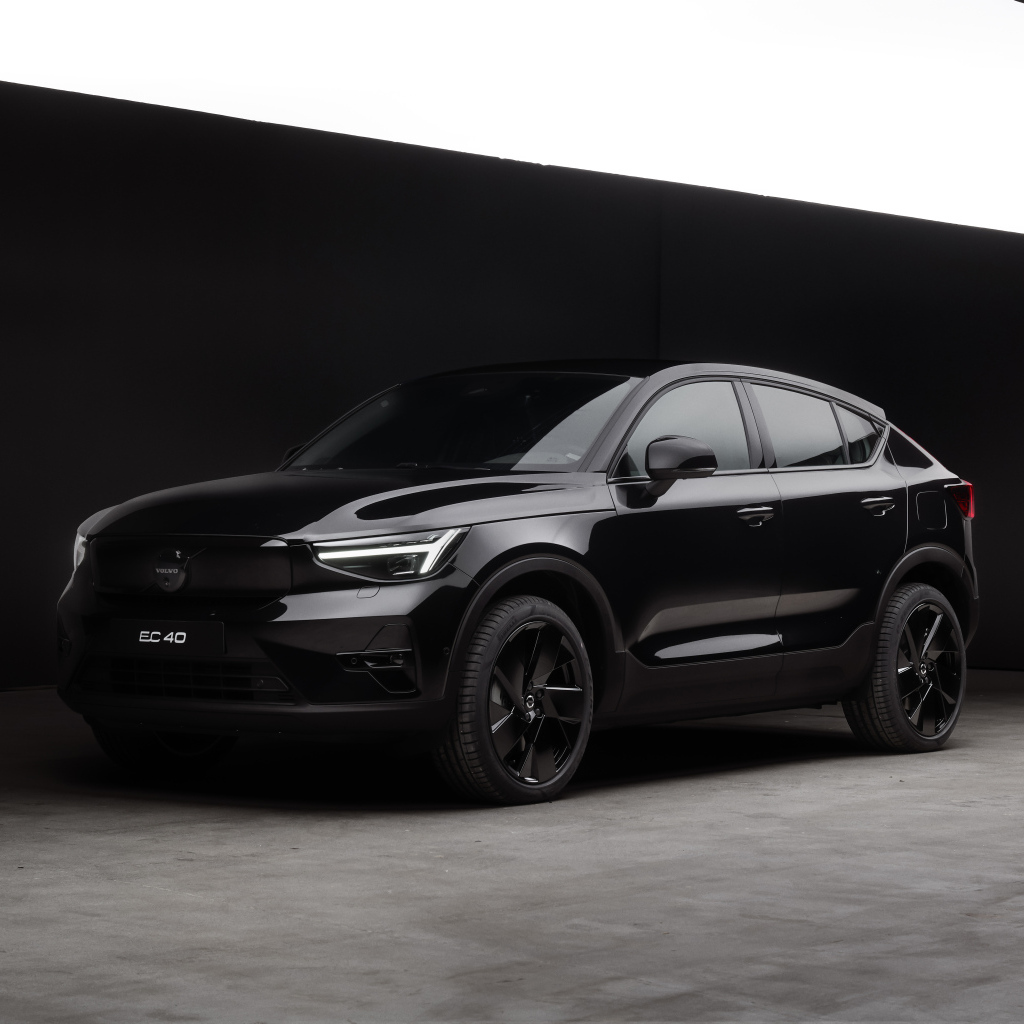 Черный автомобиль Volvo EC40 Black Edition 2024 года