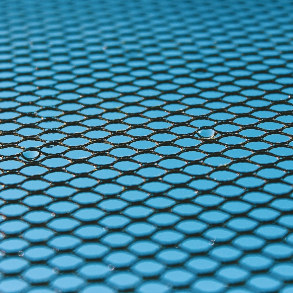 Черная сетка на голубом для фона