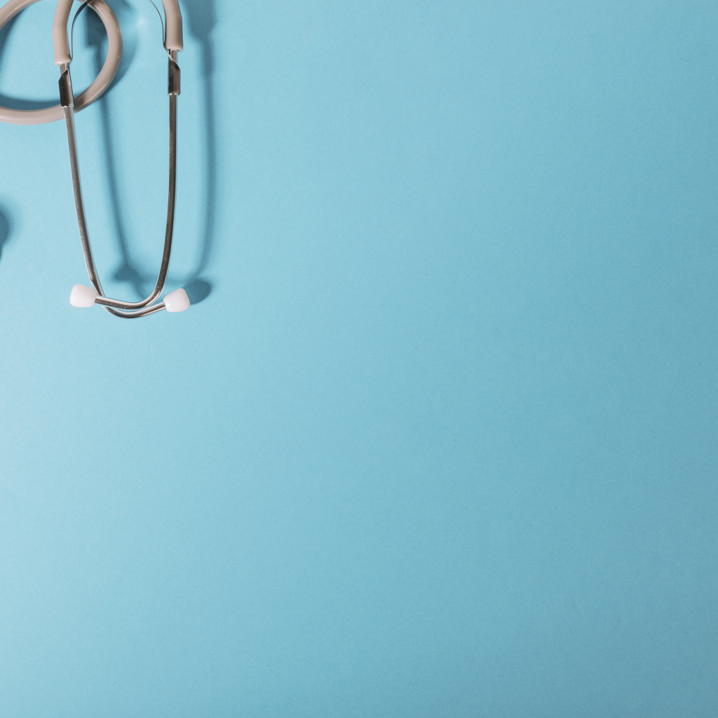 Медицинский стетоскоп на голубом фоне
