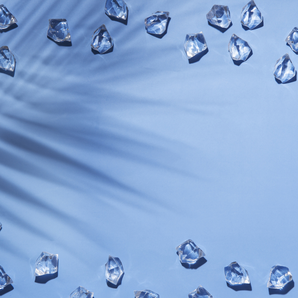 Кусочки холодного льда на голубом фоне